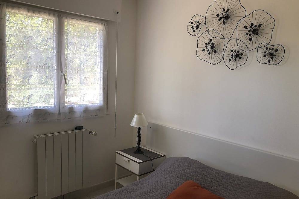 Entire apartment, At 6km from St Cyr sur Mer and with free Parking 100m from the beach of St Cyr. in La Cadière-d'Azur, Toulon region