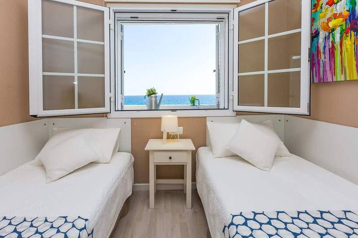 Haus steil, 30 m Strand, Tv, Wifi, Parkplatz und Pool in Cap Salou, Salou