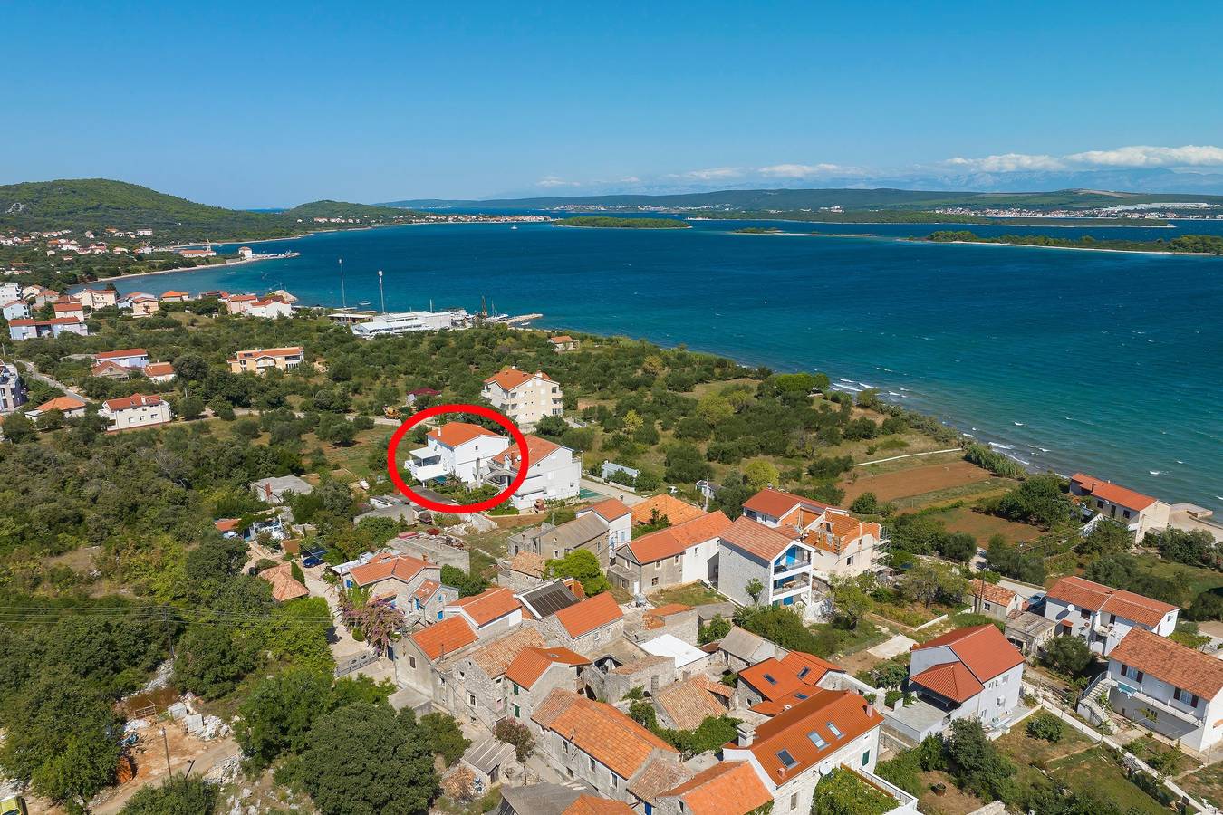 Ganze Wohnung, 2-Zimmer-Ferienwohnung mit Terrasse und Meerblick Tkon, Pasman A-8302-b in Ugrinici, Tkon