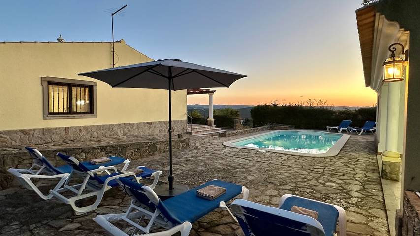 Casa de férias para 8 pessoas, com piscina e jardim e ainda terraço, com animais de estimação em São Brás de Alportel