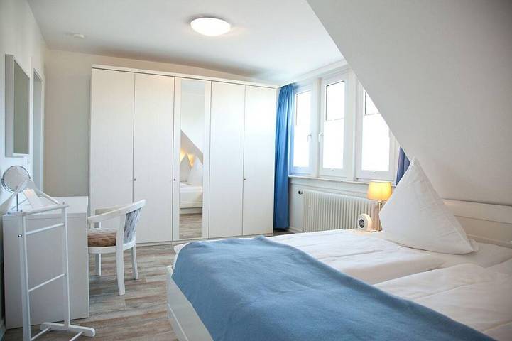 Lh Bremer Strasse, Hausteil 3 - Schönes Ferienhaus unter Reet mit ca. 90 m² und in Nordfriesische Inseln (Schleswig-Holstein) (Schleswig-Holstein), Wenningstedt