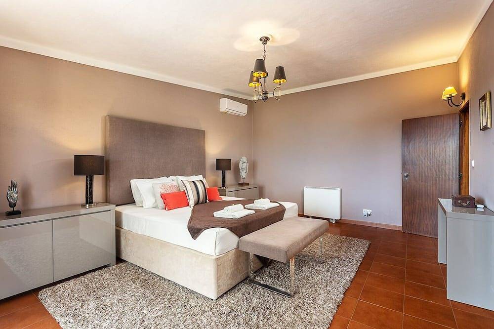 Luxury 3-Bedroom Countryside Villa with Pool, Quelfes in Moncarapacho, Parque Natural da Ria Formosa