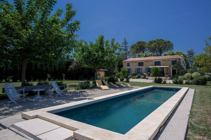 Gîte pour 4 personnes, avec terrasse ainsi que jardin et piscine à L'Isle-sur-la-Sorgue