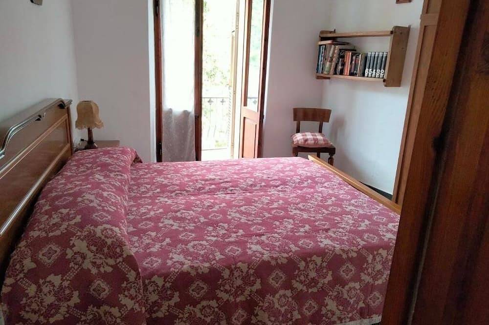 Grandma's House - Queen Room with Balcony in Casola in Lunigiana, Parco Regionale delle Alpi Apuane