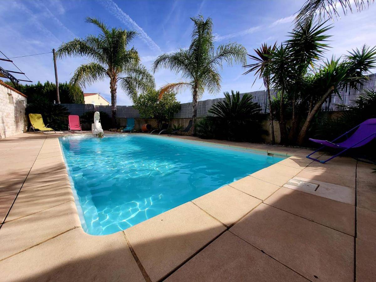 Appartement entier, Apartment with Pool View in Solliès-Pont, Côte méditerranéenne (France)