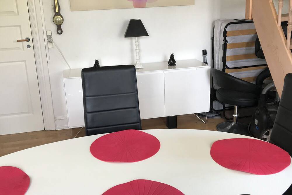 Ganze Wohnung, Lovely apartment on 2 levels of 125 sqm. in a nature area. Walking distance to S-trains and buses in Gentofte, Gentofte und Umgebung