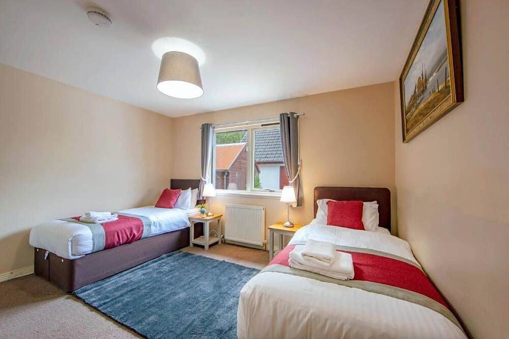 Wildwood Cottage with Hot Tub - sleeps 8 guests  in 4 bedrooms in Ballachulish, Highlands