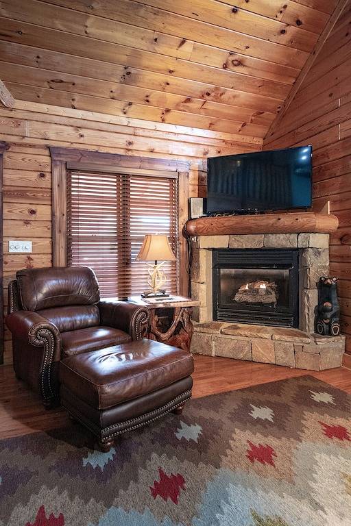 Bear Haven verfügt über eine enorme 4-Zimmer-Hütte in der Nähe von jeder Attraktion! in Pigeon Forge, Sevier County