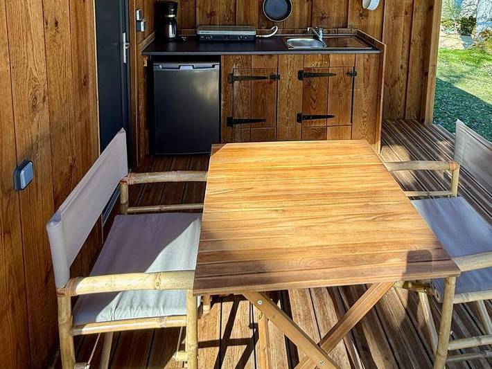 Tente pour 2 personnes, avec bassin pour enfant dans le Lot - 4