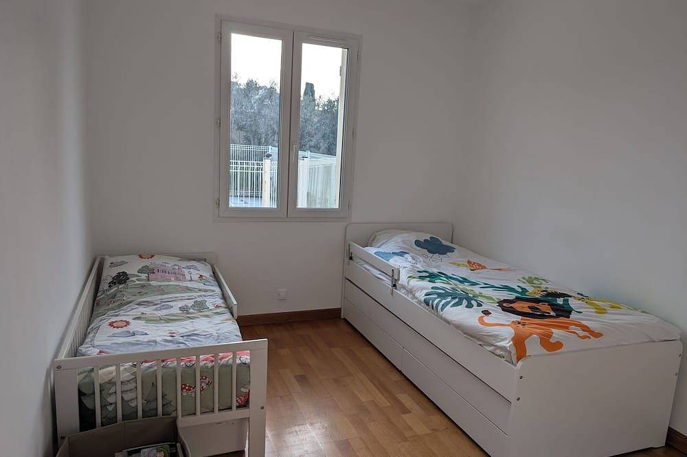 180 m2 air-conditioned villa, private pool, near Avignon in Villeneuve-lès-Avignon, Nimes region