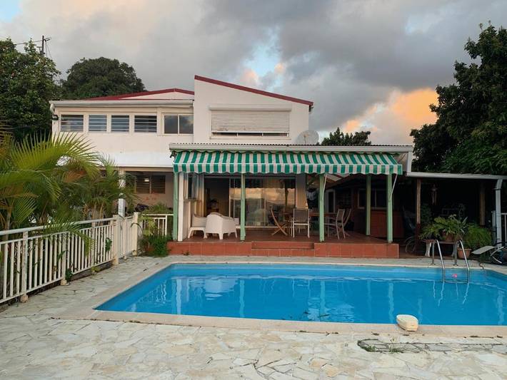 Location de vacances pour 2 personnes, avec terrasse et vue ainsi que piscine et jardin à Le Robert - 3