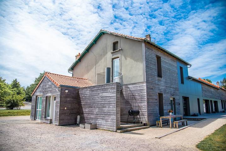 Gîte pour 9 personnes, avec piscine ainsi que jardin et vue sur le lac, animaux acceptés