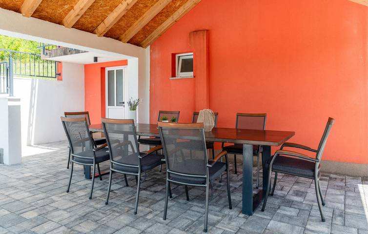 Geräumige 200 m² große Ferienwohnung mit Pool, WLAN und Parkplatz in der Nähe des Flusses Cetina in Bajagić, Dalmatinisches Zagora