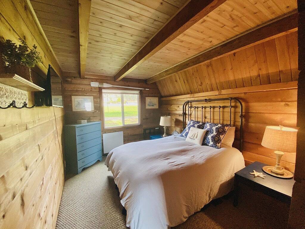 Charming Oceanfront Cottage; Stunning Ocean Views, Hot Tub & Nearby Beach Access in Curry County