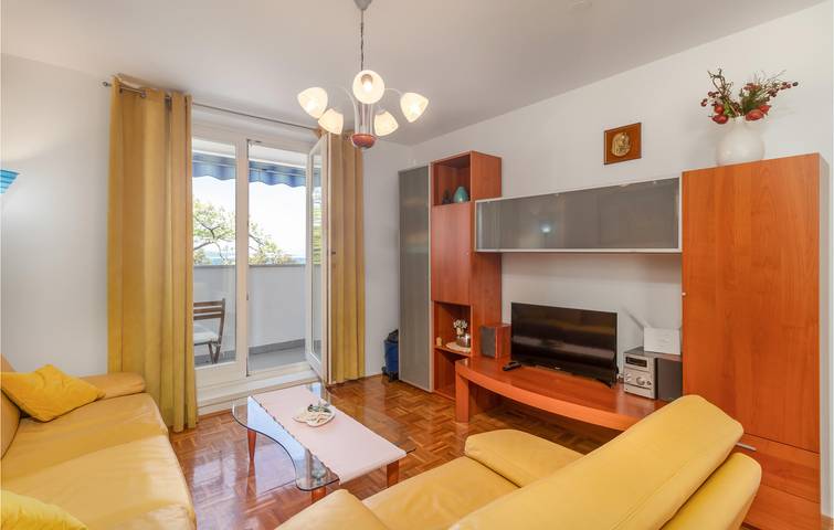 Ganze Ferienwohnung, Gemütlich, 2 km zum Strand: Modernes Apartment mit Terrasse und Annehmlichkeiten in Gradsko kupalište (Crikvenica), Crikvenica
