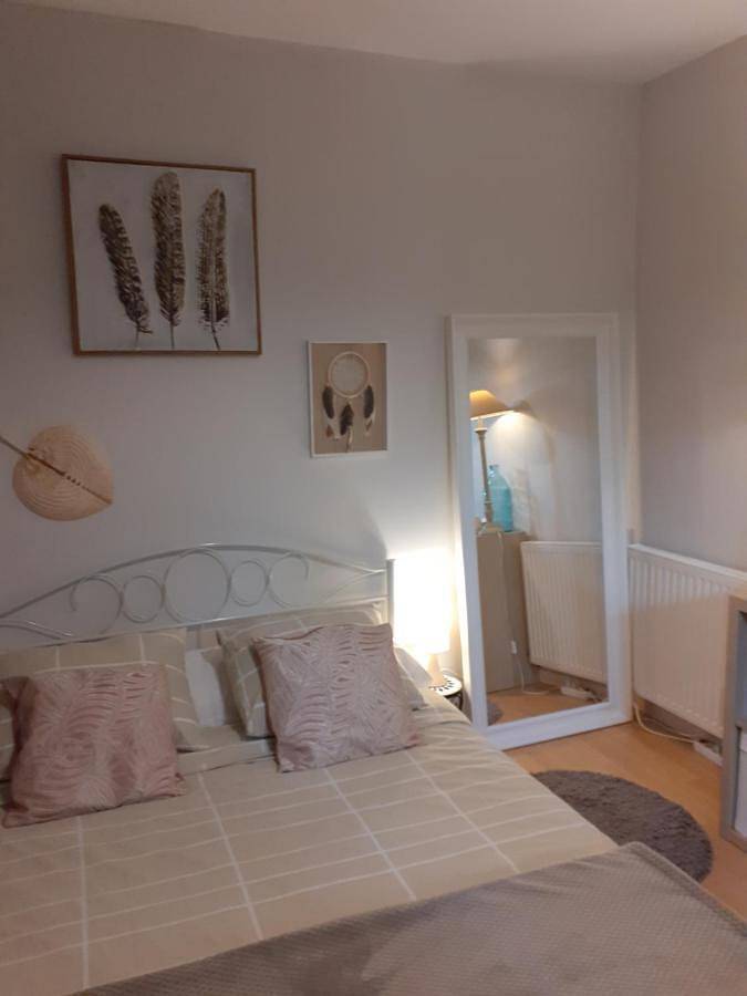 Au Bosquet, chambre et salle de bains avec petit déjeuner à 600 m du centre dans un cadre calme et verdoyant in Salies-de-Béarn, Béarn