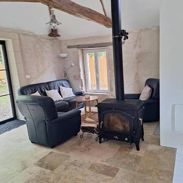 Gîte pour 8 personnes, avec terrasse ainsi que jardin et piscine à Noyant