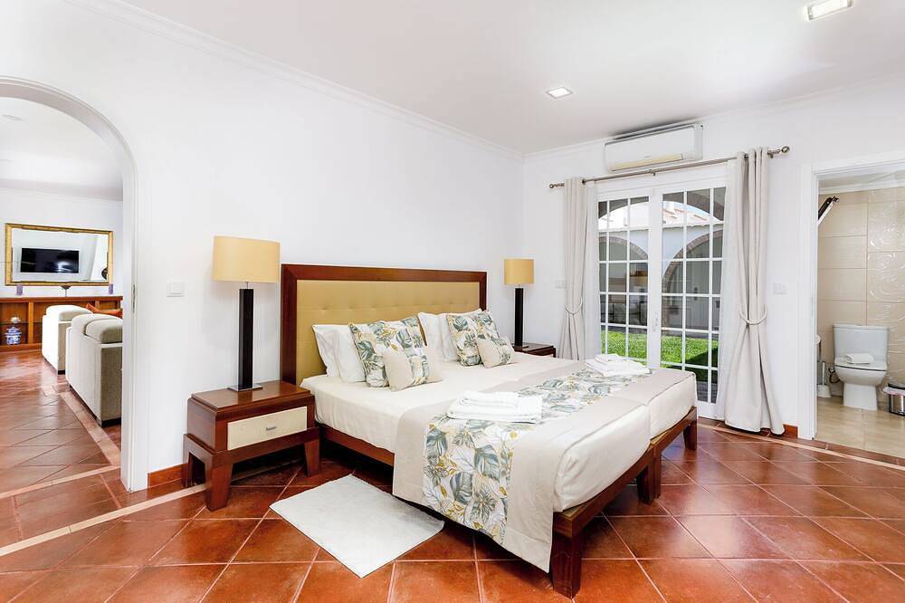 Atemberaubende -Villa mit Pool, Gehentfernung zum Strand & nahe Golfplätzen in Manta Rota, Parque Natural da Ria Formosa