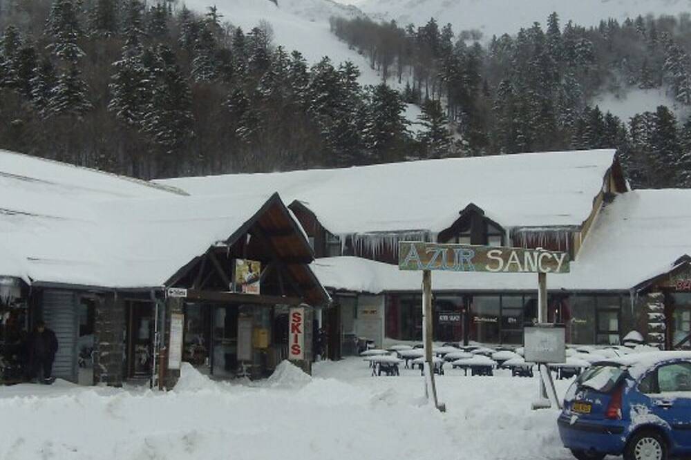 Entire apartment, Ski-In/Ski-Out Apartment with Private Ski Storage, Sleeps 4 in Mont-Dore, Volcans d'Auvergne Regional Nature Park