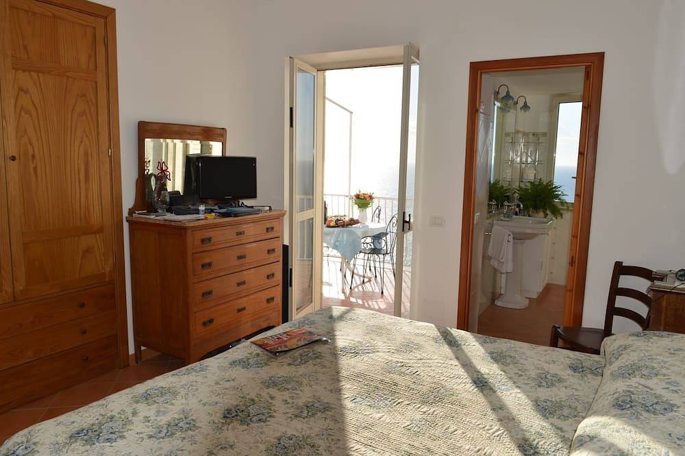 Appartamento intero, Bright and spacious apartment where you can enjoy peace and beautiful sea views in Praiano, Costiera amalfitana