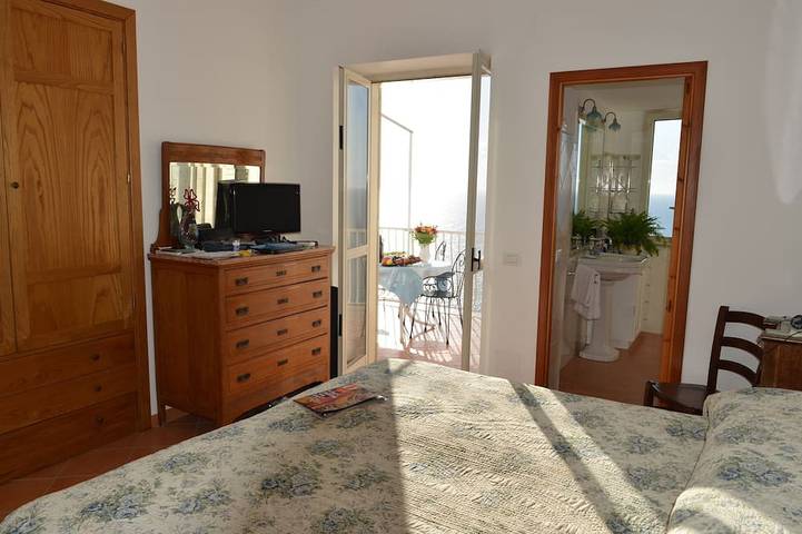 Ganze Wohnung, Bright and spacious apartment where you can enjoy peace and beautiful sea views in Praiano, Sorrento Coast