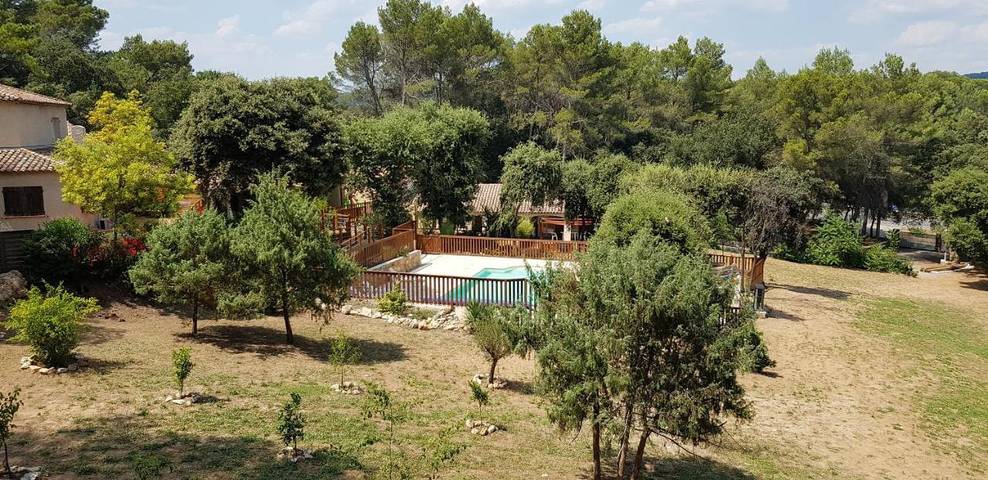 Location de vacances pour 4 personnes, avec vue ainsi que jardin et piscine, animaux acceptés à Le Muy - 3