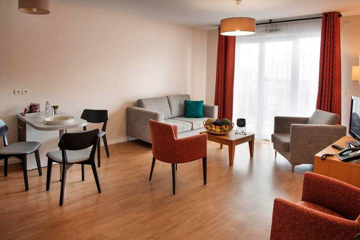 Appart’hôtel pour 2 personnes, avec vue ainsi que jardin et piscine