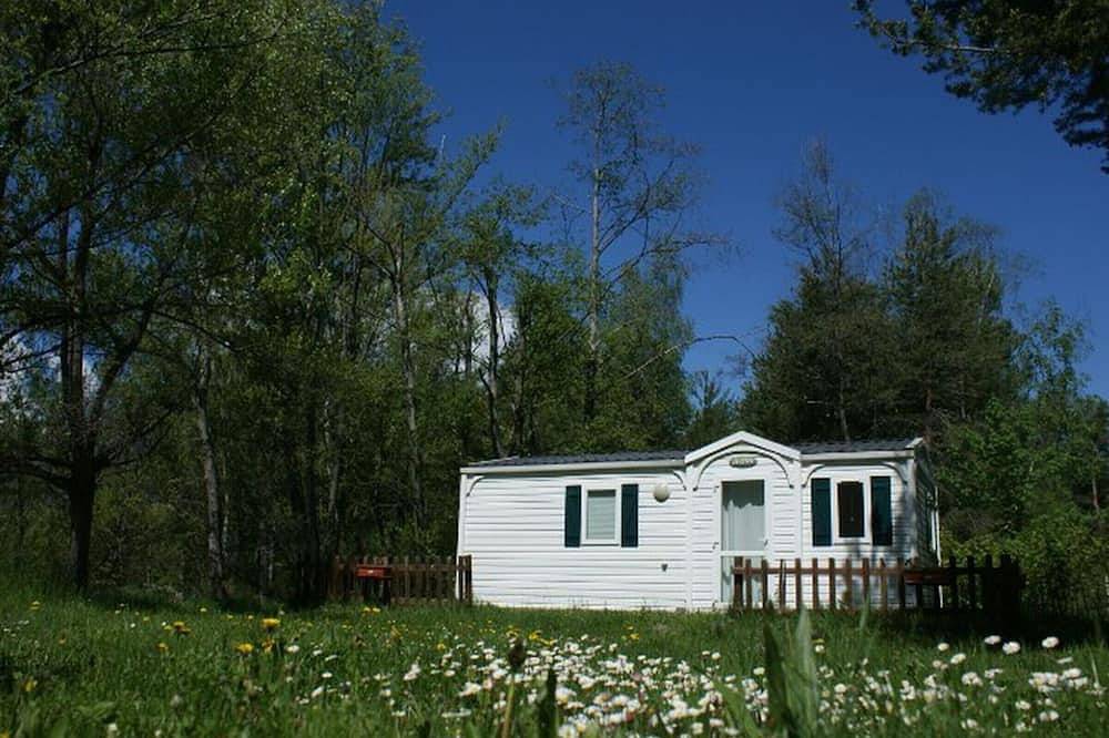 Cozy mobile home for 4 with garden furniture in Guillestre in Guillestre, Écrins National Park