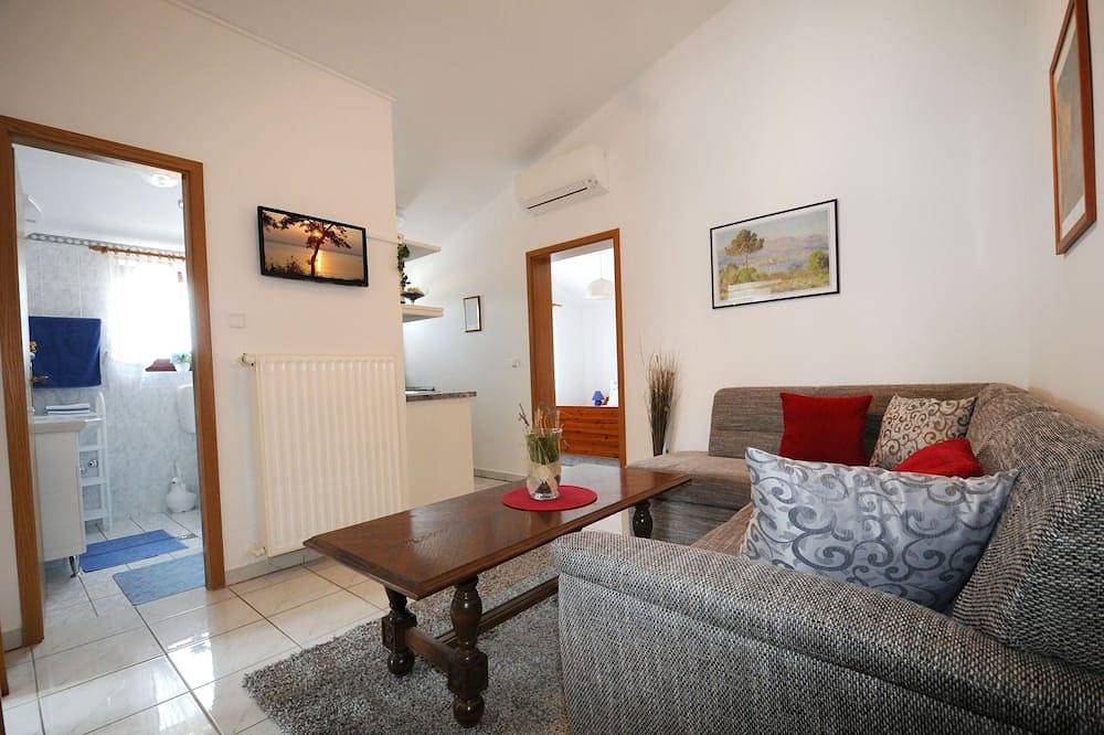 Appartamento intero, Beautiful spacious apartment (No. 4) with 2 bedrooms 300m to the beach in Parenzo, Porec e dintorni
