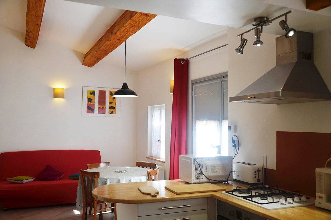 Gîte confortable avec piscine, terrasse et barbecue in Poulan-Pouzols, Région d'Albi