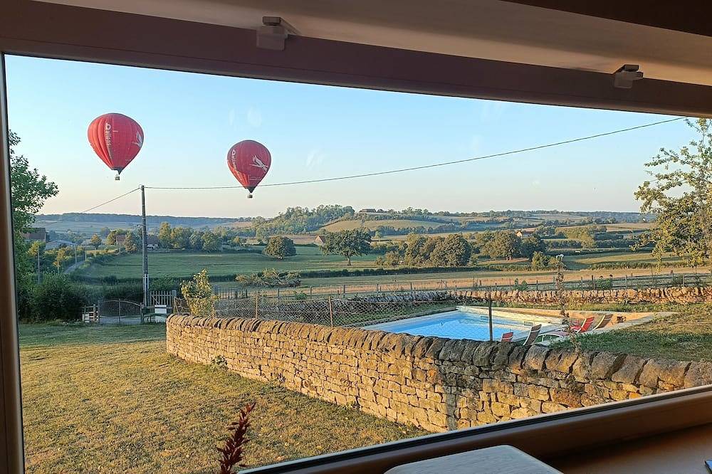 Maison de vacances à la campagne, au cœur du bocage charolais, très belle vue. in Baron (Saône-et-Loire), Région de Charolles