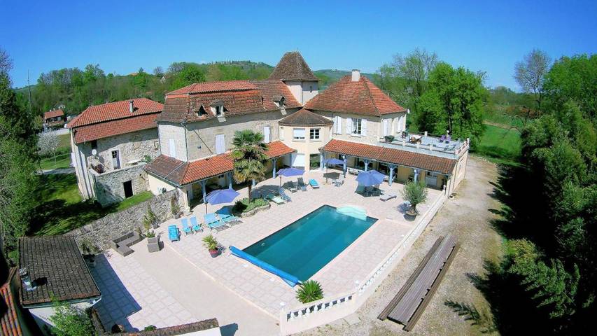 Maison d’hôte pour 6 personnes, avec piscine et jardin ainsi que terrasse et vue, animaux acceptés à Faycelles