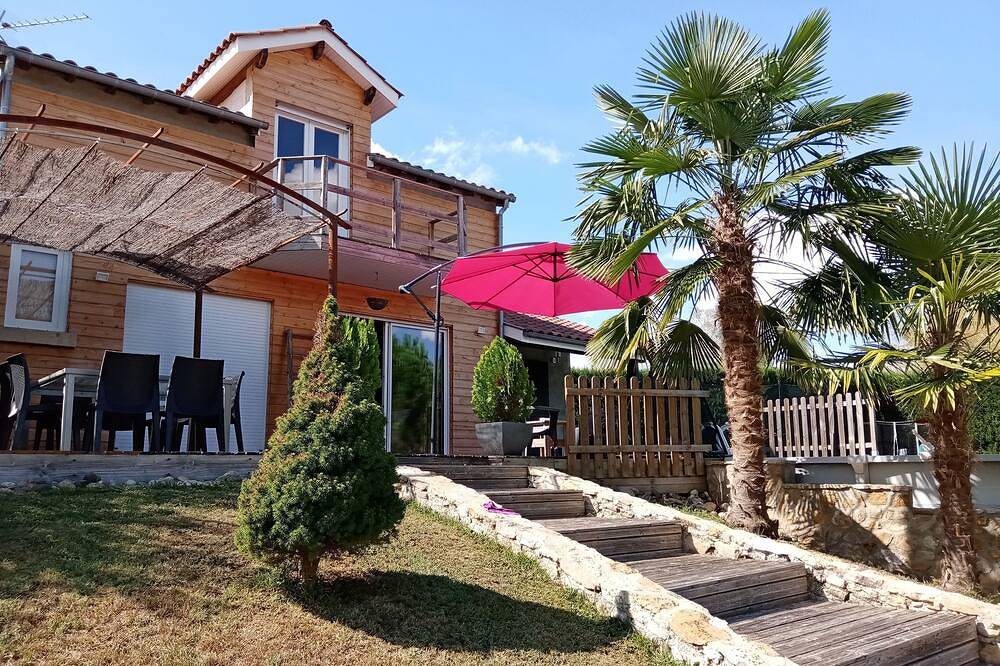 Maison pour 7 personnes, sa terrasse  et sa piscine n' attendent que vous. in Capdenac, Lot