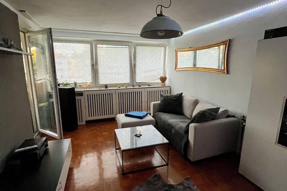 Ganze Wohnung, Nice Isar apartment for 2 people in Munich South,near subway line 3 and S-Bahn7 in München Forstenried, München