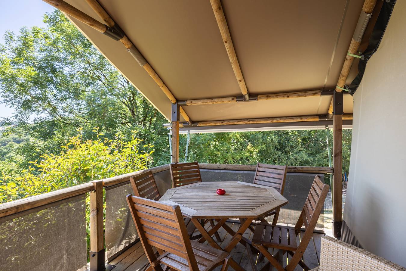 Lamping Lodge avec Terrasse Privée, Jardin et Vue sur l'Aubrac in Bessuéjouls, Aveyron