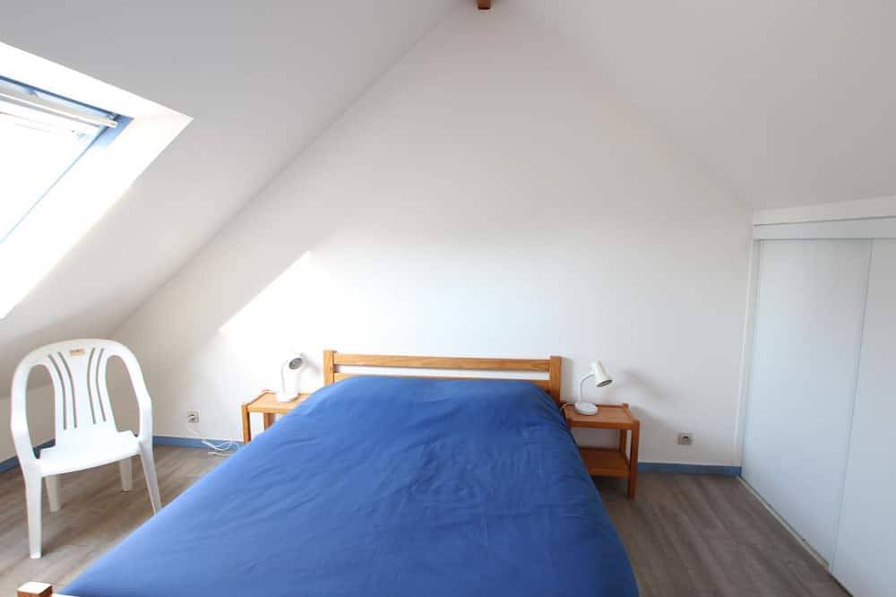 Maison familiale face aux îles Chausey, 2 chambres, terrasse, parking, animaux acceptés, wifi inclus in Saint-Martin de Bréhal, Bréhal