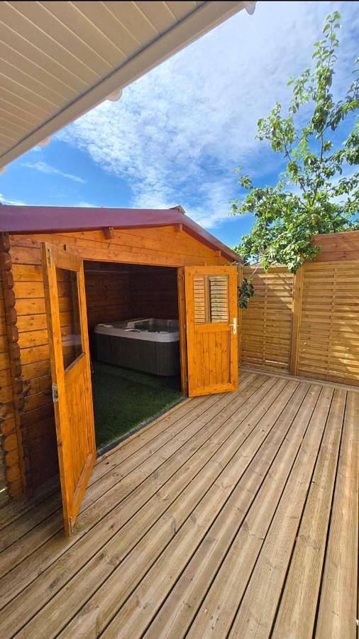Location de vacances pour 3 personnes, avec jardin et jacuzzi à Courset