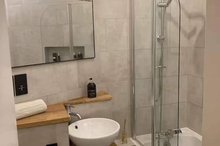 Entire apartment, Luxury 2Br Flat, Concierge & AC; St.James Park, Thames, Trafalgar Sq, Parliament in London, South East England