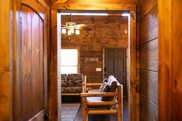 Log Cabin for 6 Guests in Lake Guntersville, Alabama, Picture 2
