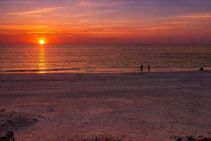 Vacation rental for 4 people, with yard and balcony, kid friendly in Indian Rocks Beach