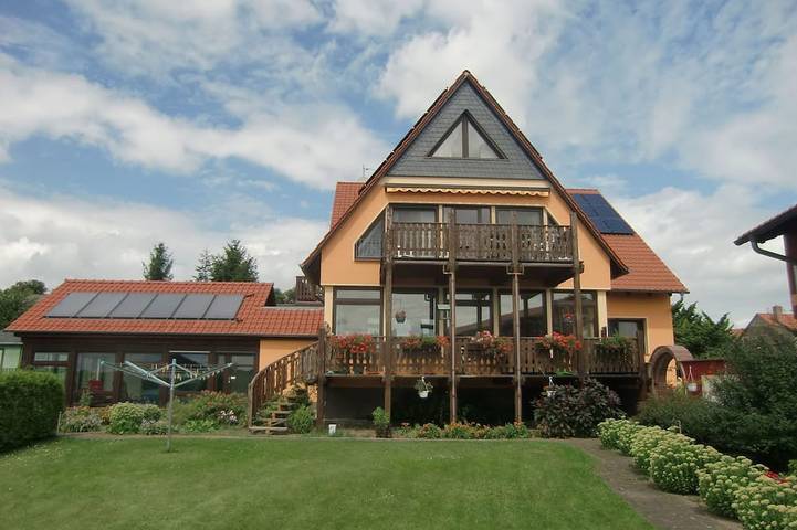 Ferienwohnung für 4 Personen, mit Balkon und Garten sowie Pool