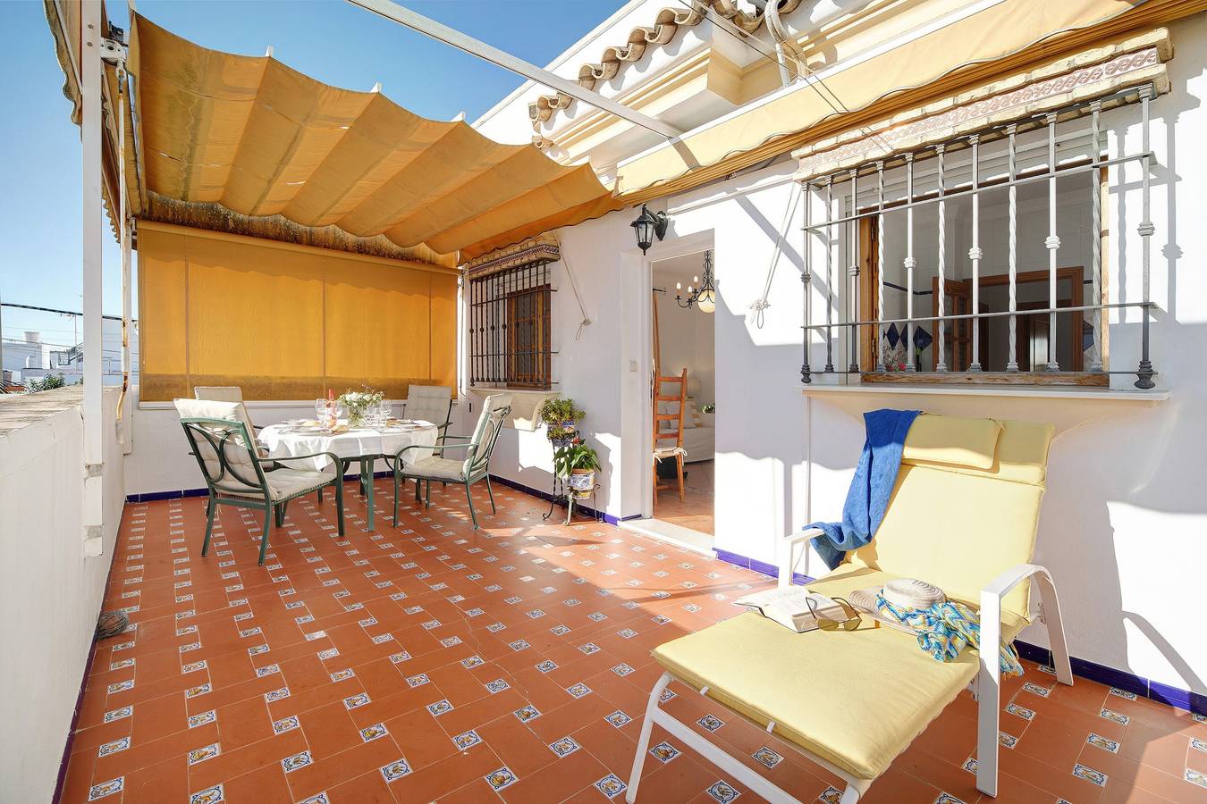 Appartement entier, Appartement 'Caracola' avec terrasse privée, Wi-Fi et climatisation in Chipiona, Costa de la Luz
