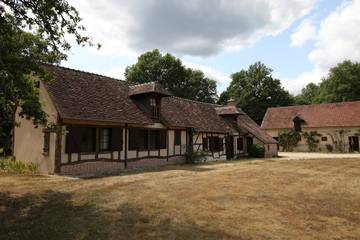Gîte pour 8 personnes, avec terrasse et jardin à Souesmes