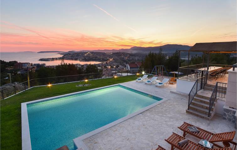 Charmantes Apartment in der Nähe des Strandes Strobec mit Pool und Terrasse in Podstrana, Split-Dalmatien