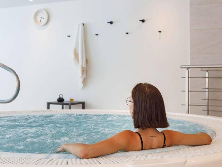 Hôtel pour 2 personnes, avec jacuzzi ainsi que jardin et piscine, animaux acceptés dans Thermes Marlioz - 4