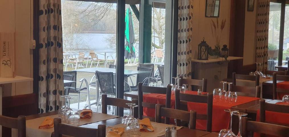 Hôtel pour 3 personnes, avec vue ainsi que jardin et vue sur le lac, animaux acceptés dans Lac de la Raviège - 2