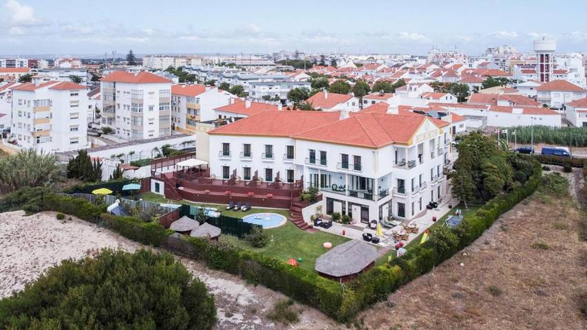 Hotel para 2 pessoas, com piscina e jardim e ainda piscina infantil em Sines