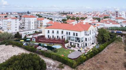 Hôtel pour 2 personnes, avec piscine ainsi que jardin et bassin pour enfant à Sines