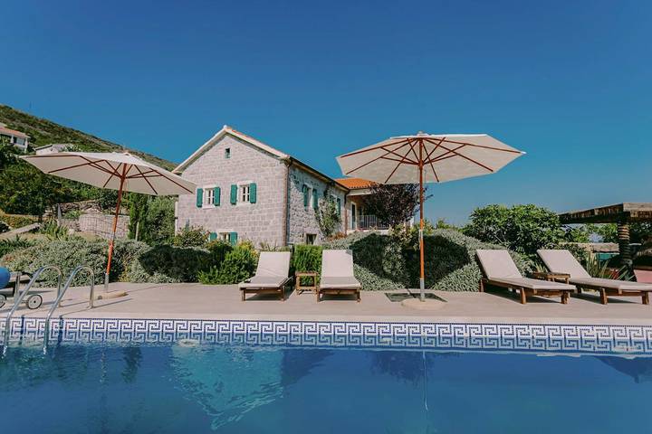 Villa für 10 Personen, mit Terrasse und Garten sowie Pool