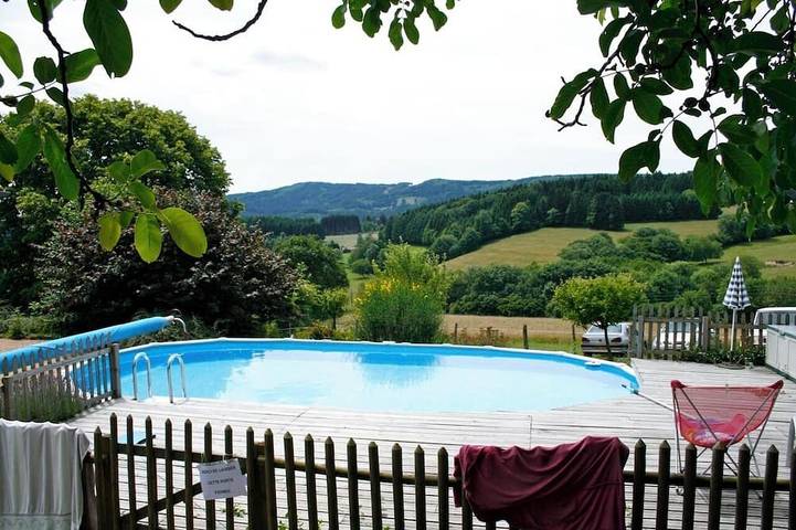 Location de vacances pour 8 personnes, avec jardin et piscine, animaux acceptés à Poule-les-Écharmeaux
